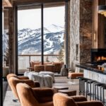 Décoration montagne : les codes d’un intérieur chaleureux et actuel Salon de montagne chaleureux avec canapé en laine, bois naturel et cheminée contemporaine.